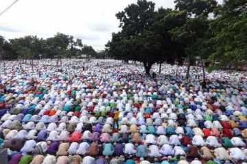 শোলাকিয়ায় ঈদের নামাজ পড়লেন তিন লক্ষাধিক মুসল্লি